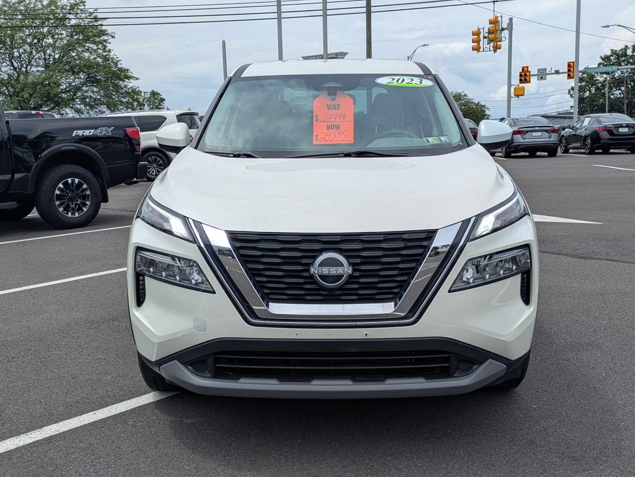 2023 Nissan Rogue SV photo 2