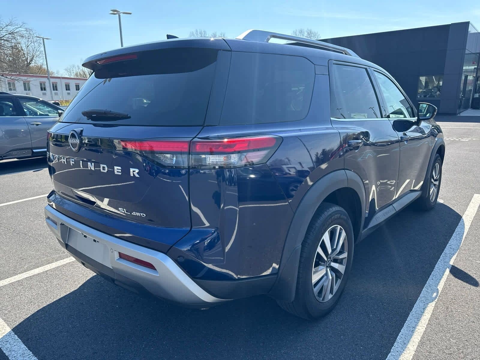 2022 Nissan Pathfinder SL photo 3