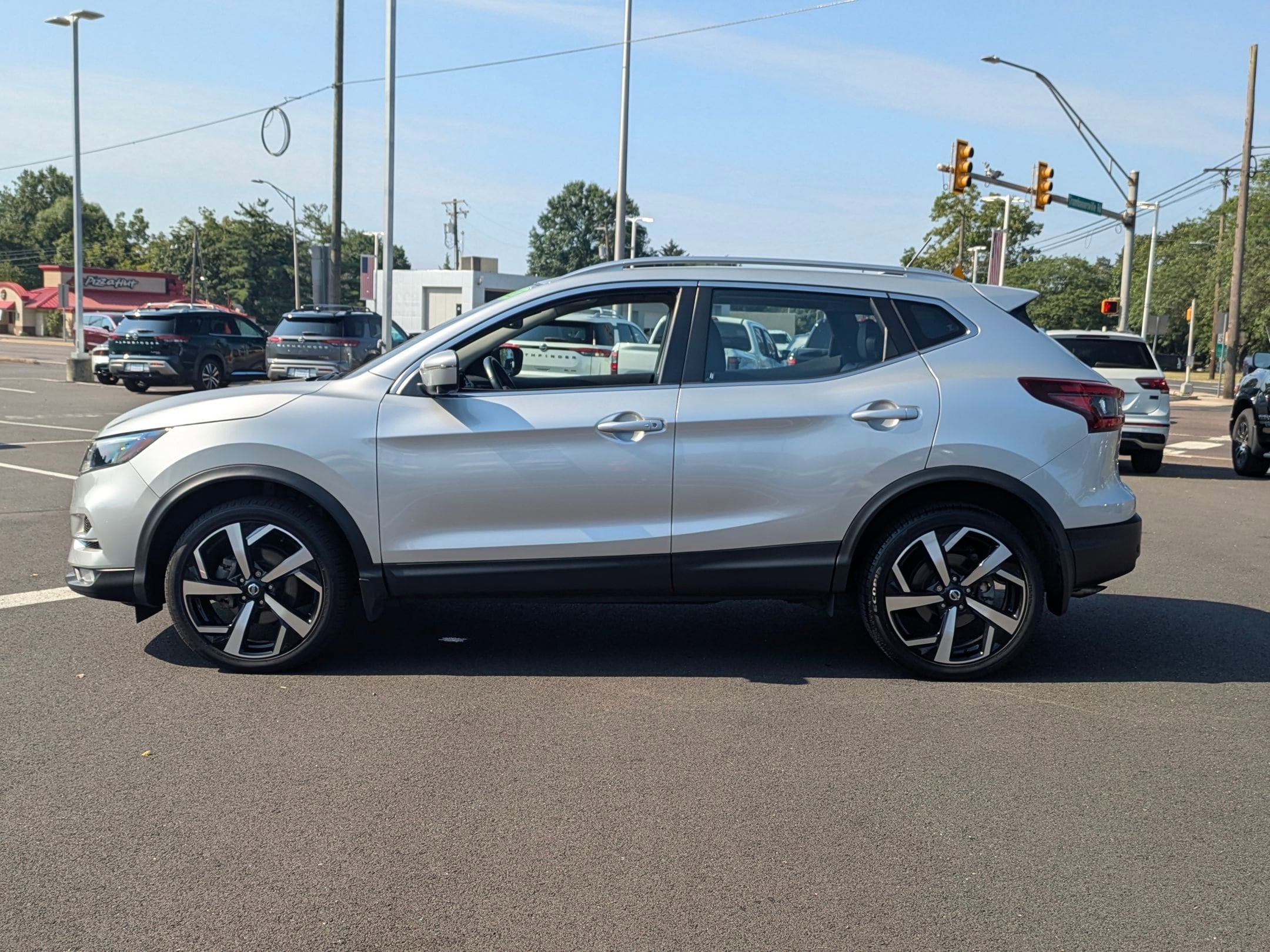 2022 Nissan Rogue Sport SL photo 3