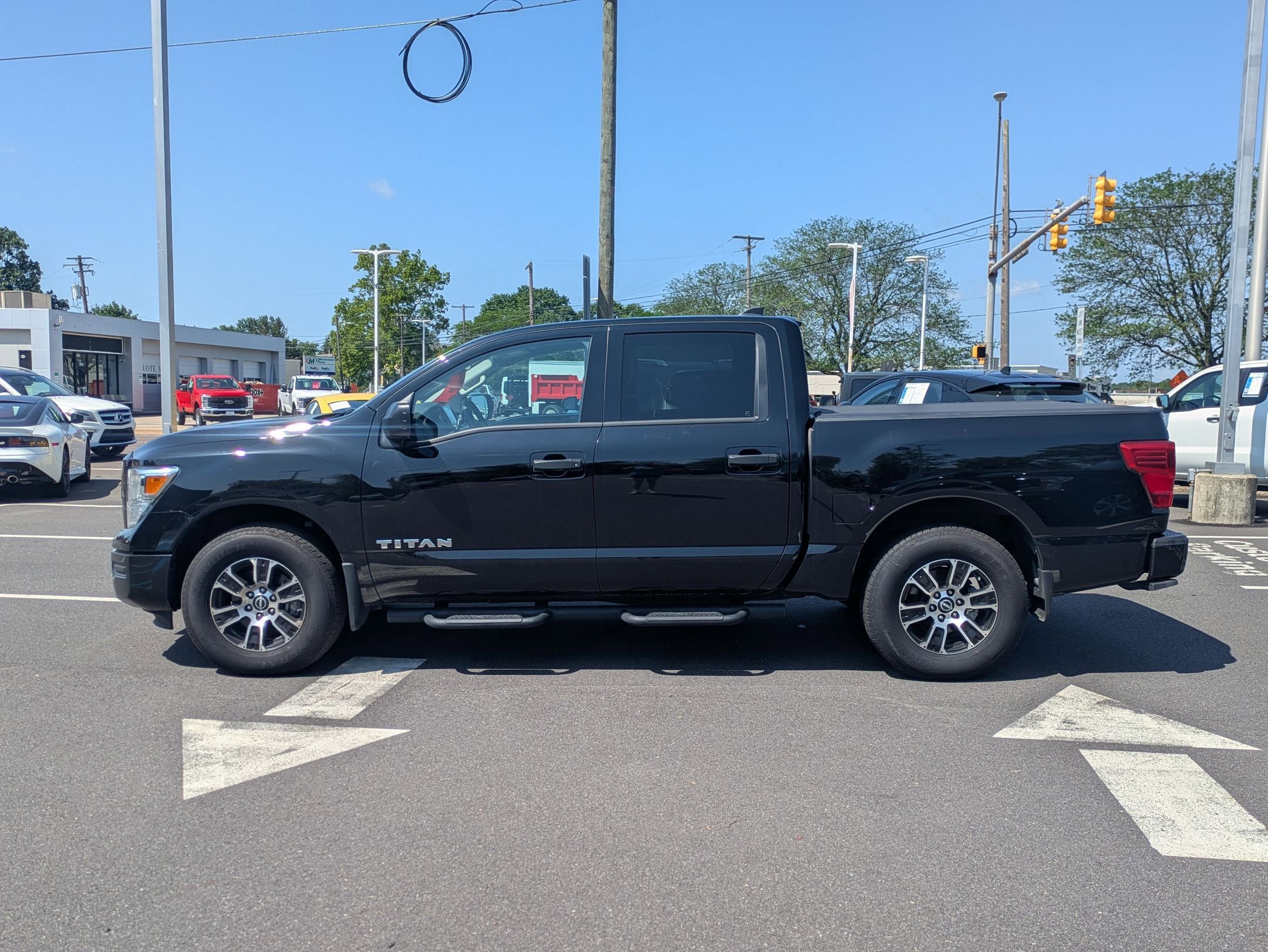 2023 Nissan Titan SV photo 2