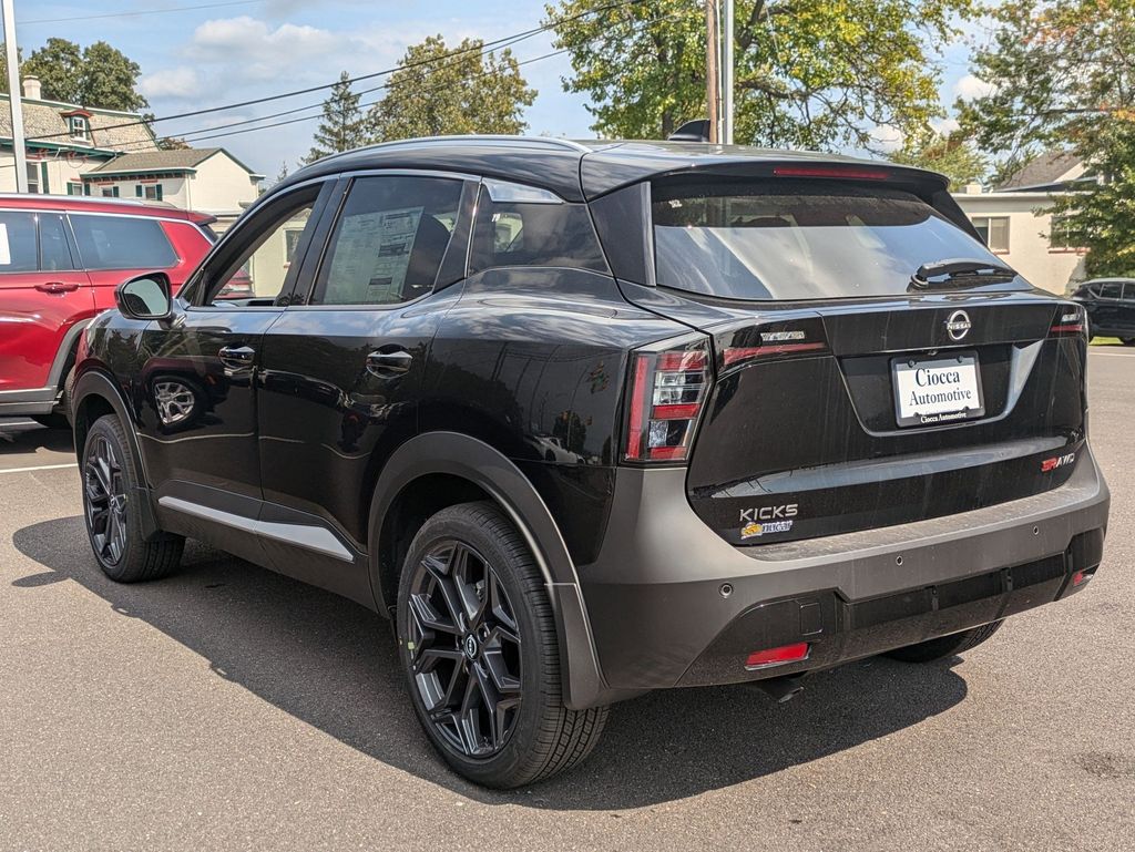2025 Nissan Kicks SR photo 4