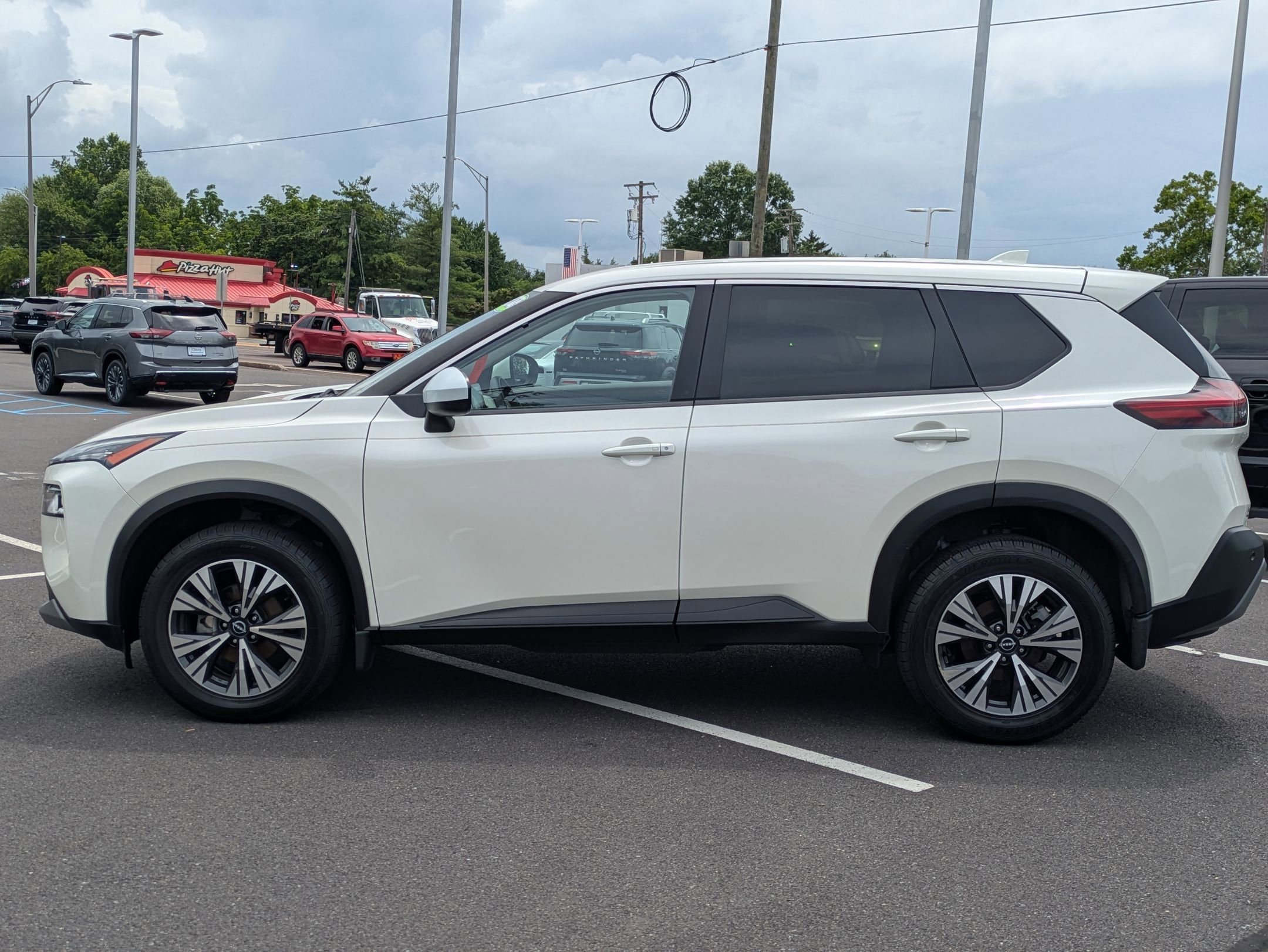 2023 Nissan Rogue SV photo 4