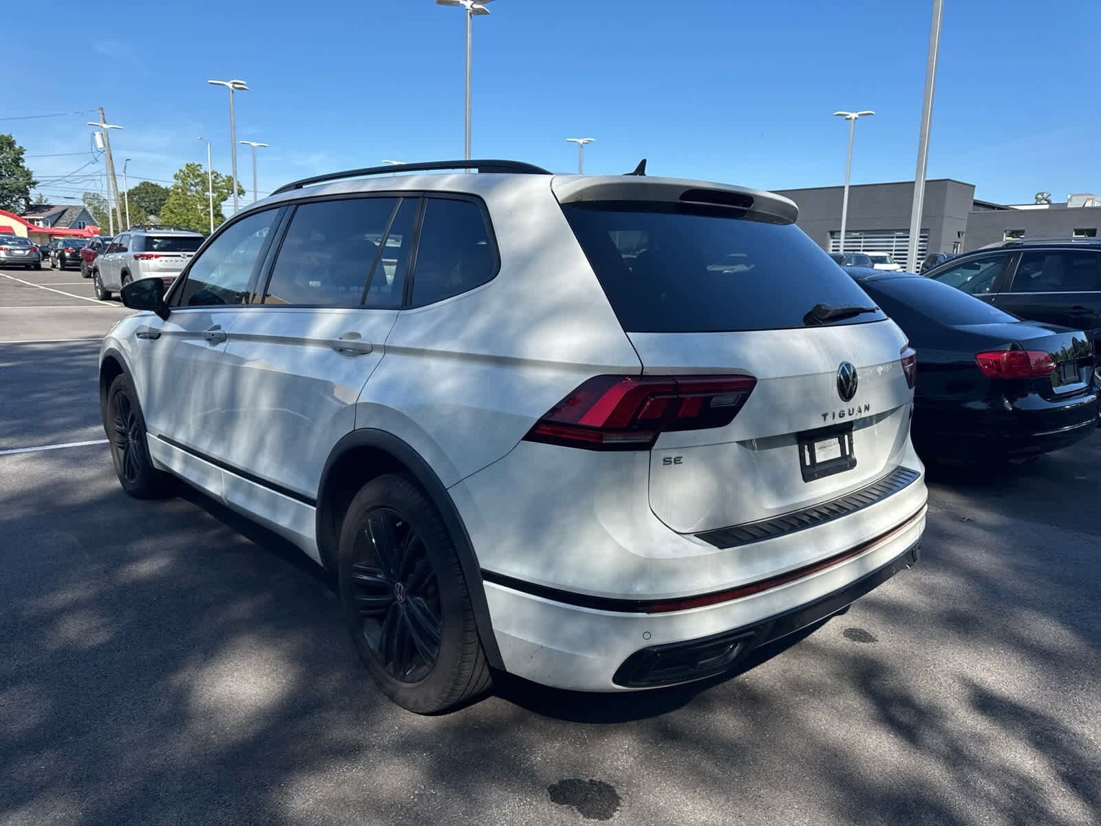 2022 Volkswagen Tiguan SE R-Line Black photo 4