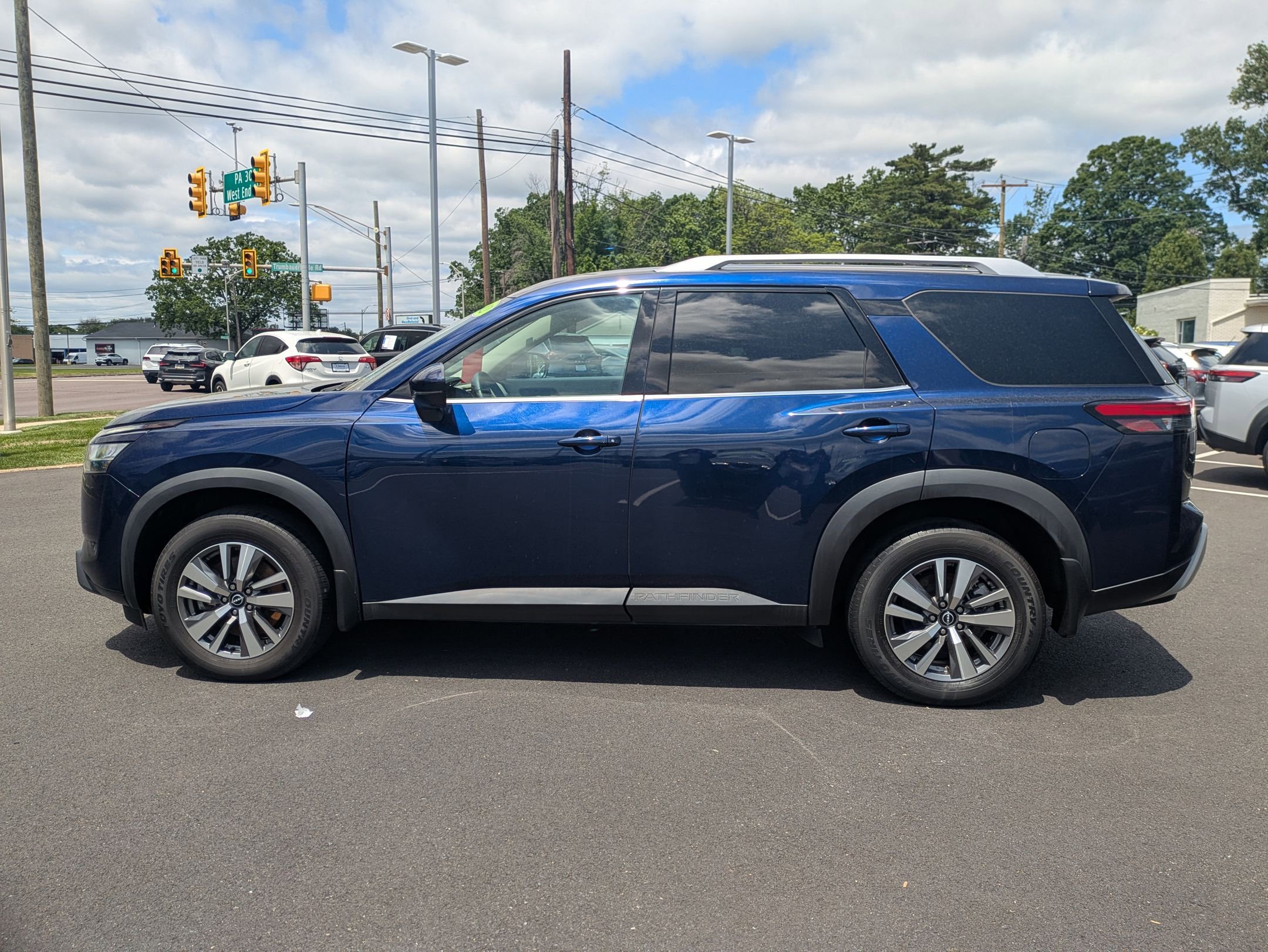 2022 Nissan Pathfinder SL photo 4