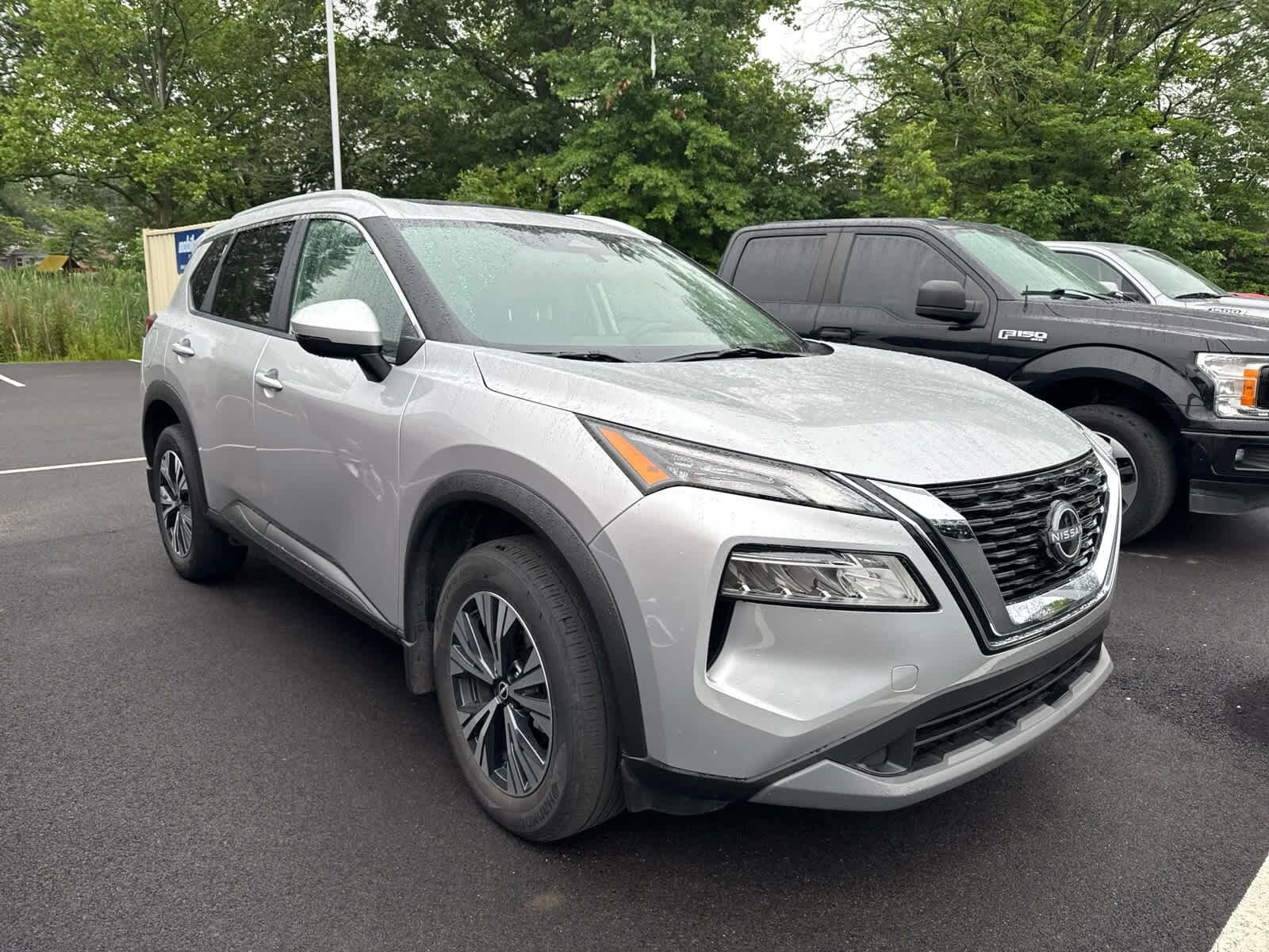 2023 Nissan Rogue SV photo 2