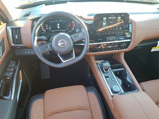 2025 Nissan Pathfinder Platinum photo 2