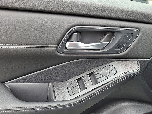 2025 Nissan Rogue SL - Photo 11