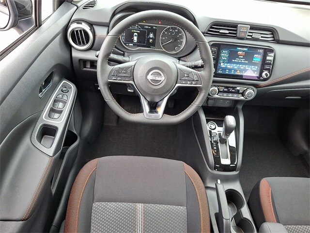 2025 Nissan Versa 1.6 SR photo 2