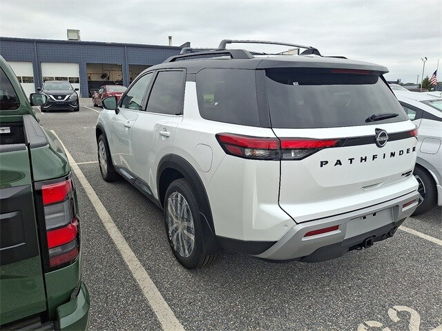 2025 Nissan Pathfinder Platinum photo 2