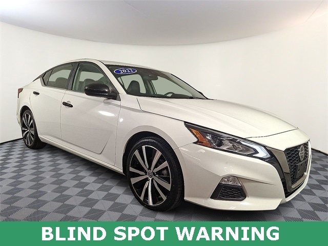 2022 Nissan Altima SR's photo