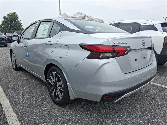 2025 Nissan Versa 1.6 SV photo 3