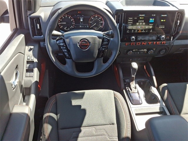 2025 Nissan Frontier PRO-4X photo 2