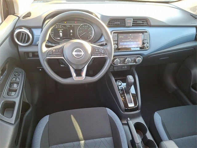 2025 Nissan Versa 1.6 SV photo 2