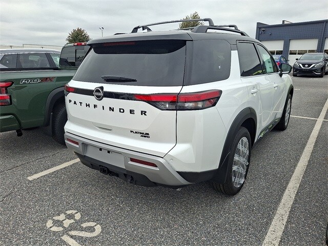 2025 Nissan Pathfinder Platinum photo 3