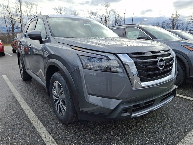 2025 Nissan Pathfinder SL's photo