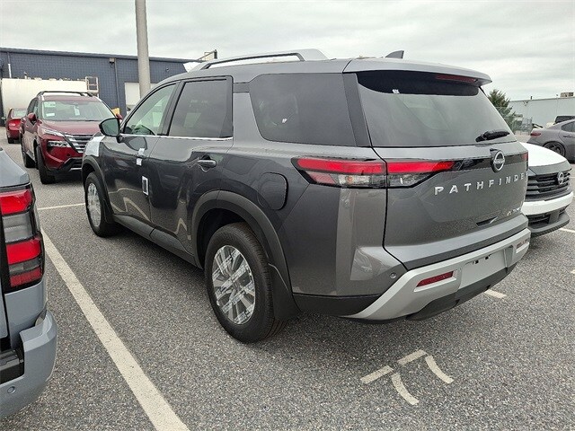 2025 Nissan Pathfinder SL photo 2