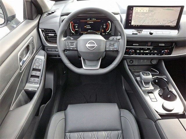 2025 Nissan Rogue Platinum photo 2