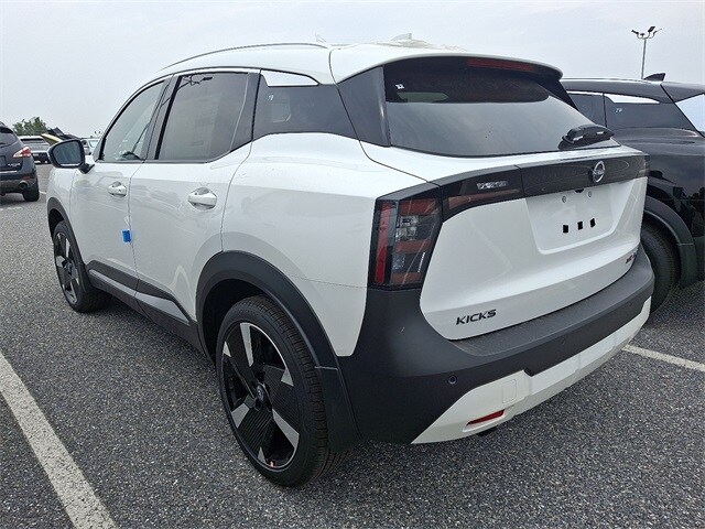 2025 Nissan Kicks SR photo 2