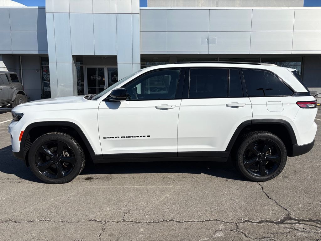 Used 2023 Jeep Grand Cherokee Altitude SUV