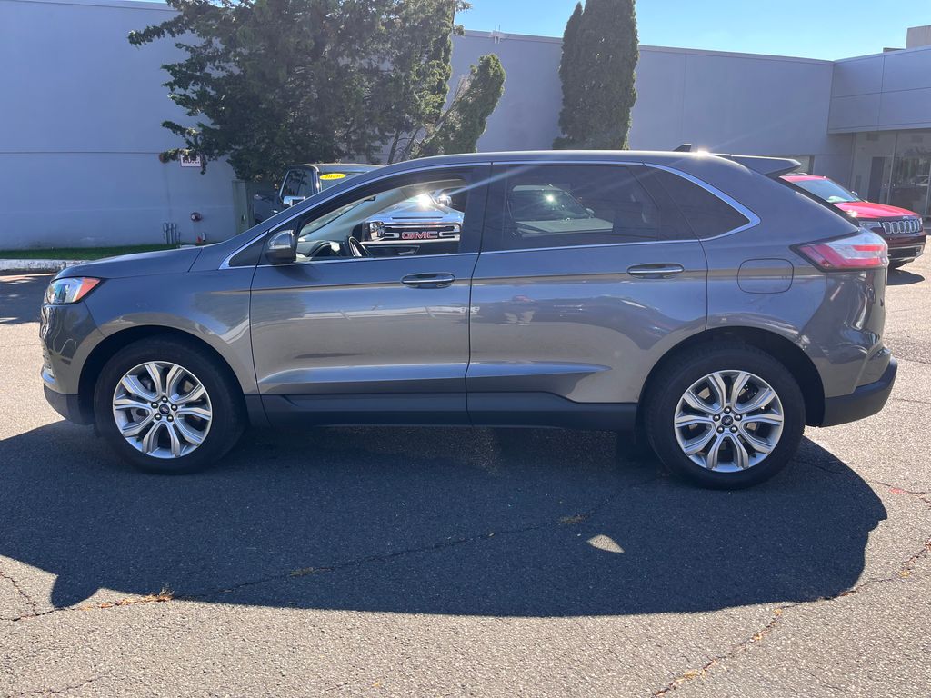 2022 Ford Edge Titanium photo 2