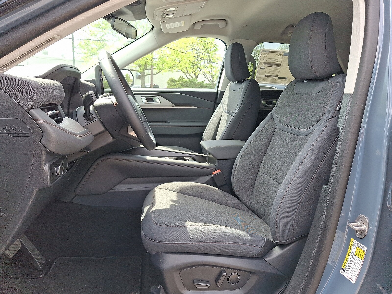 2025 Ford Explorer photo 2