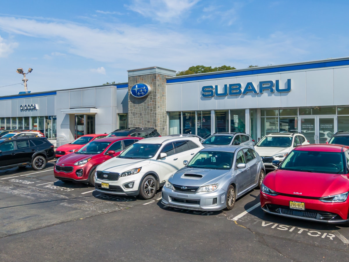Picture of the front of the subaru ewing store