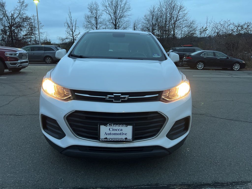 2019 Chevrolet Trax LS photo 2