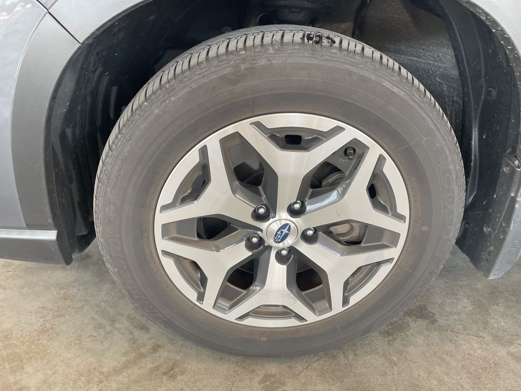 2023 Subaru Forester Premium photo 4