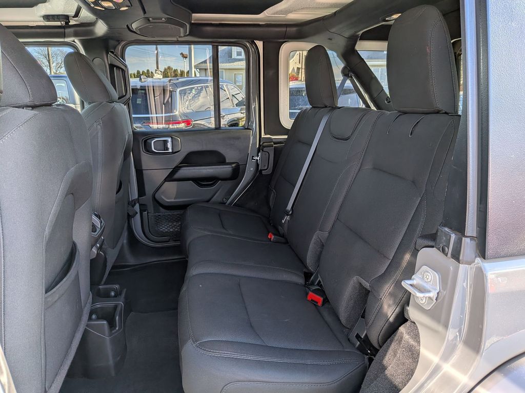 2022 Jeep Wrangler Unlimited Sahara - Photo 24