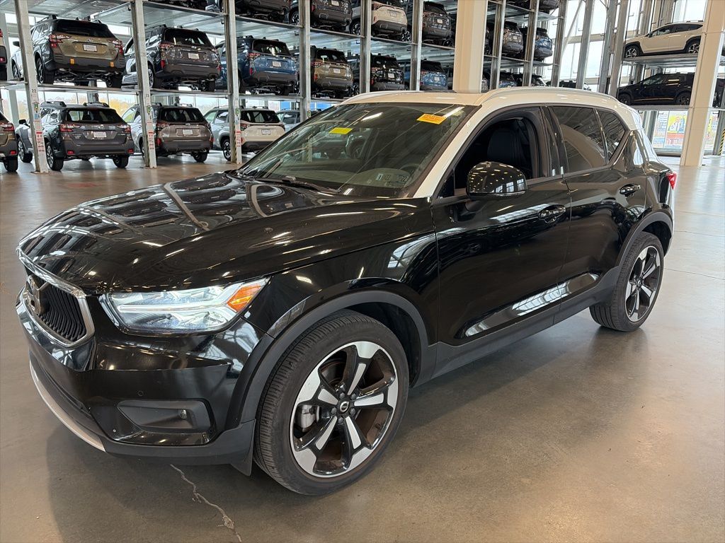 2021 Volvo XC40 Momentum photo 3