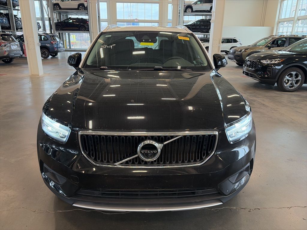 2021 Volvo XC40 Momentum photo 2