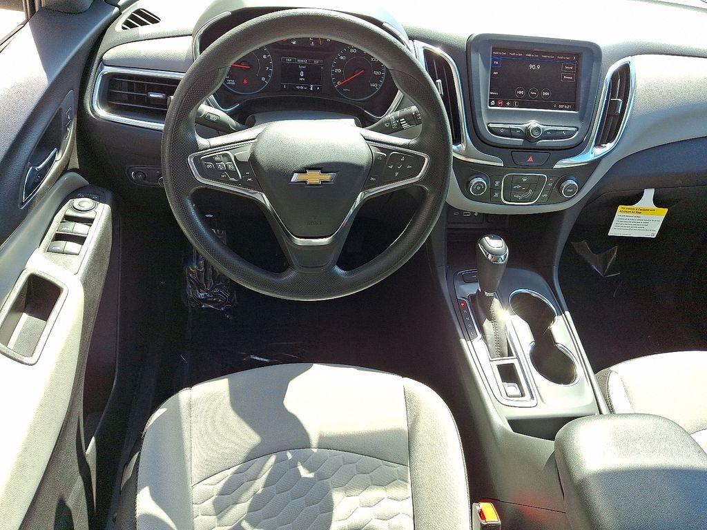 2021 Chevrolet Equinox LS photo 2