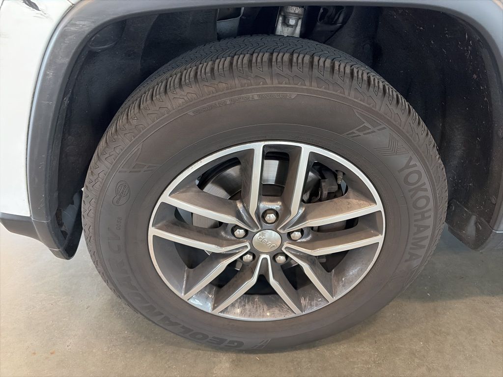 2017 Jeep Grand Cherokee Limited photo 2