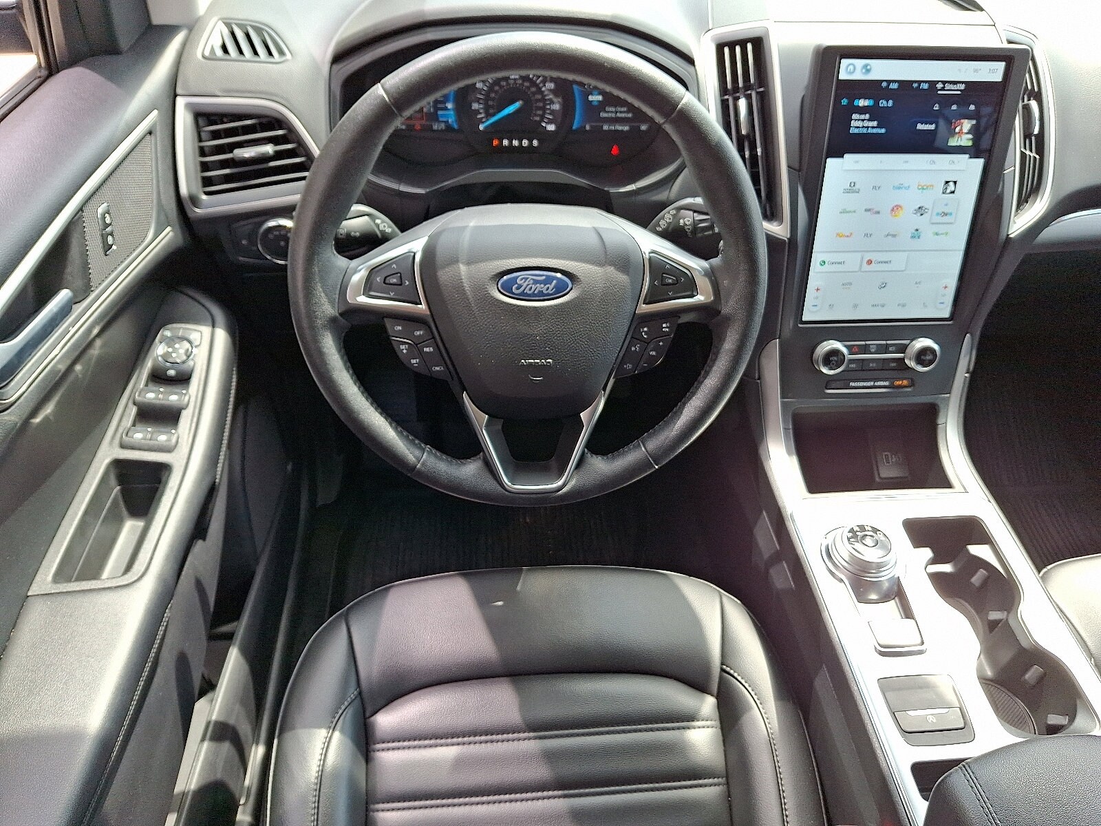 2022 Ford Edge SEL photo 2