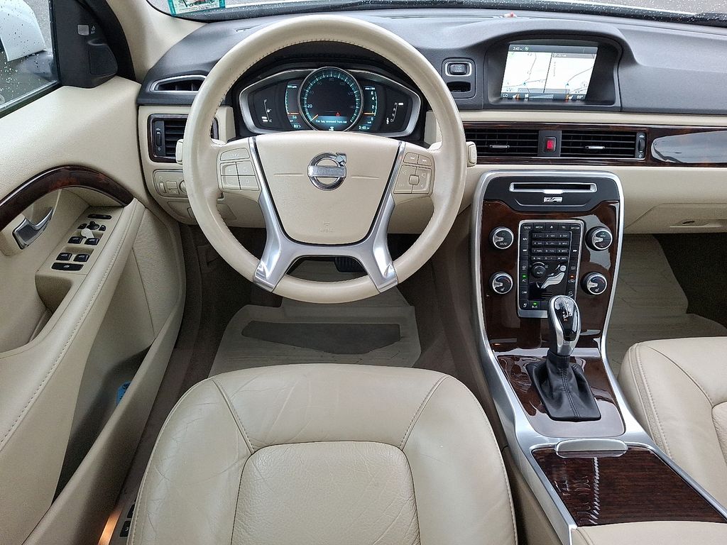 2015 Volvo XC70 T6 Platinum photo 2