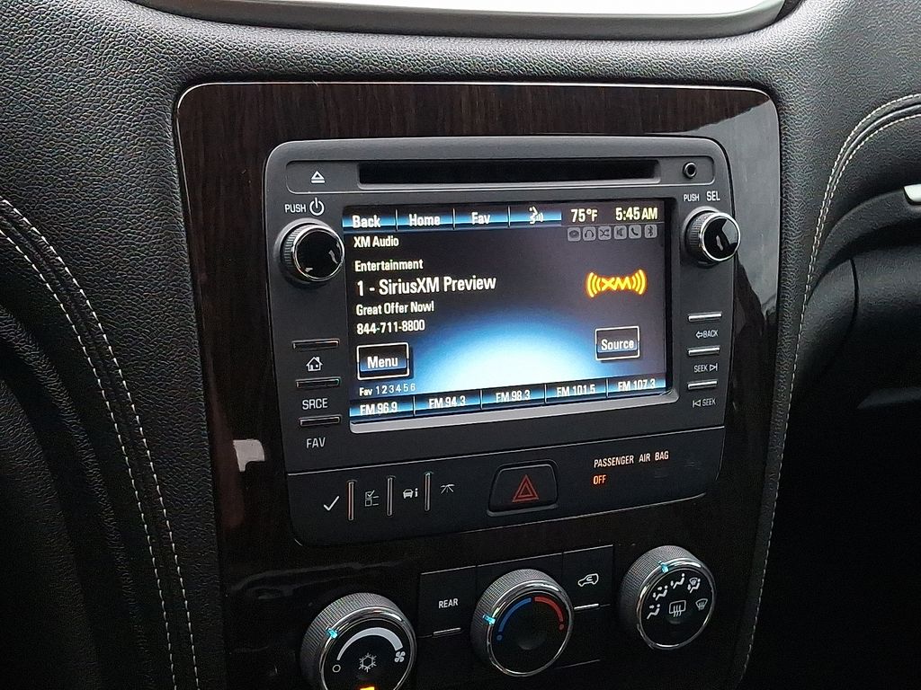 2017 Chevrolet Traverse 1LT photo 3