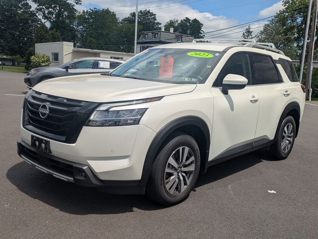 2023 Nissan Pathfinder SL photo 3