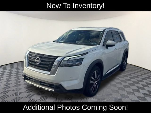 2023 Nissan Pathfinder Platinum's photo