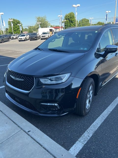 2023 Chrysler Pacifica Limited AWD's photo