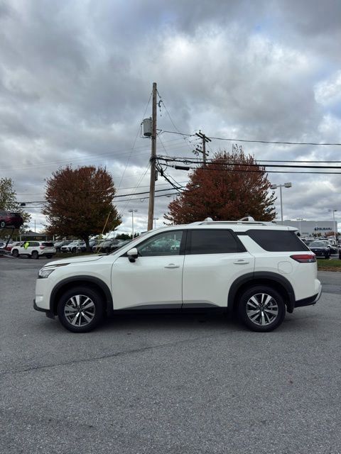 2024 Nissan Pathfinder SL photo 2