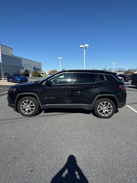 2022 Jeep Compass Latitude Lux photo 2