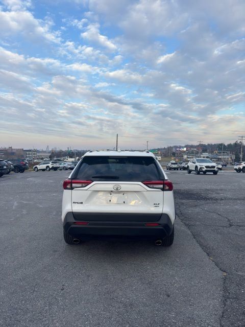 2022 Toyota RAV4 XLE photo 4