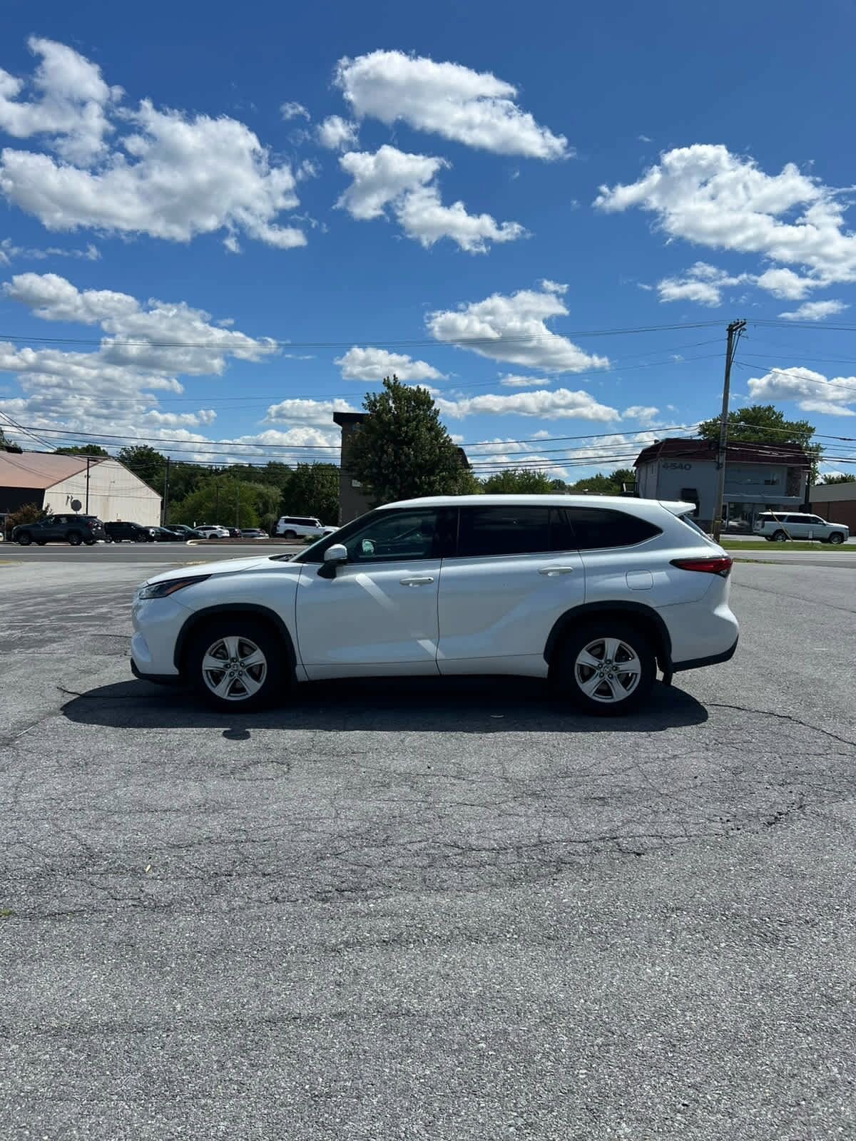 2022 Toyota Highlander L photo 4
