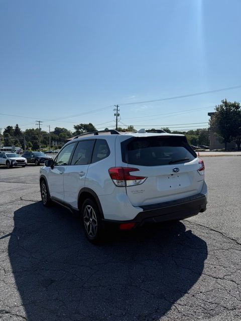 2021 Subaru Forester Premium photo 2