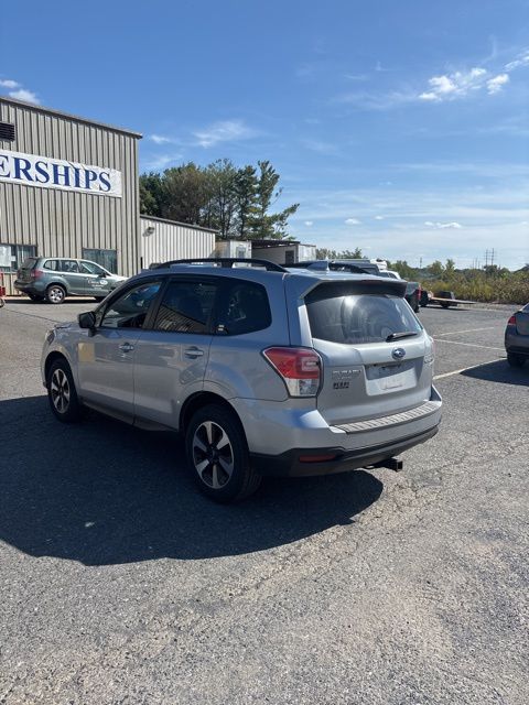2017 Subaru Forester 2.5i Premium photo 2