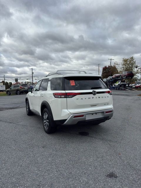 2024 Nissan Pathfinder SL photo 3