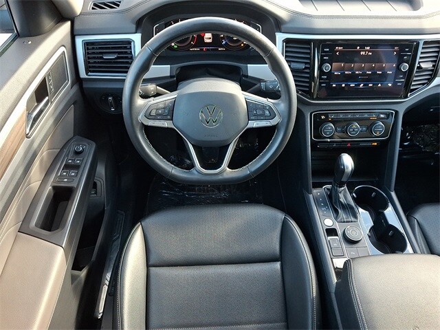 2022 Volkswagen Atlas SEL photo 2
