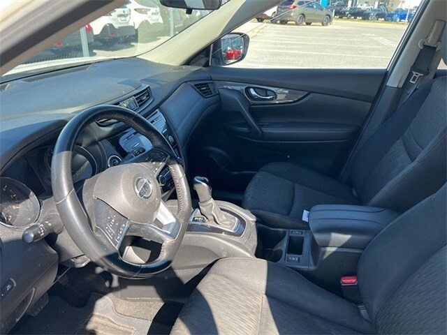 2017 Nissan Rogue SV photo 3