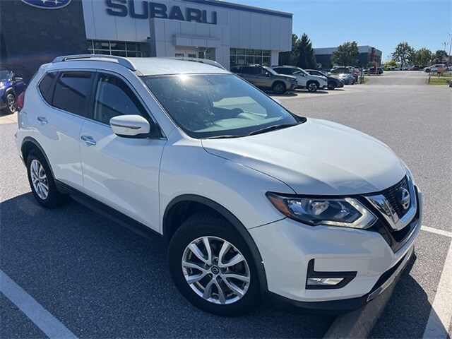 2017 Nissan Rogue SV photo 2