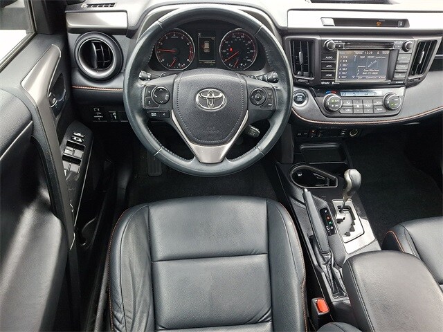 2016 Toyota RAV4 SE photo 2
